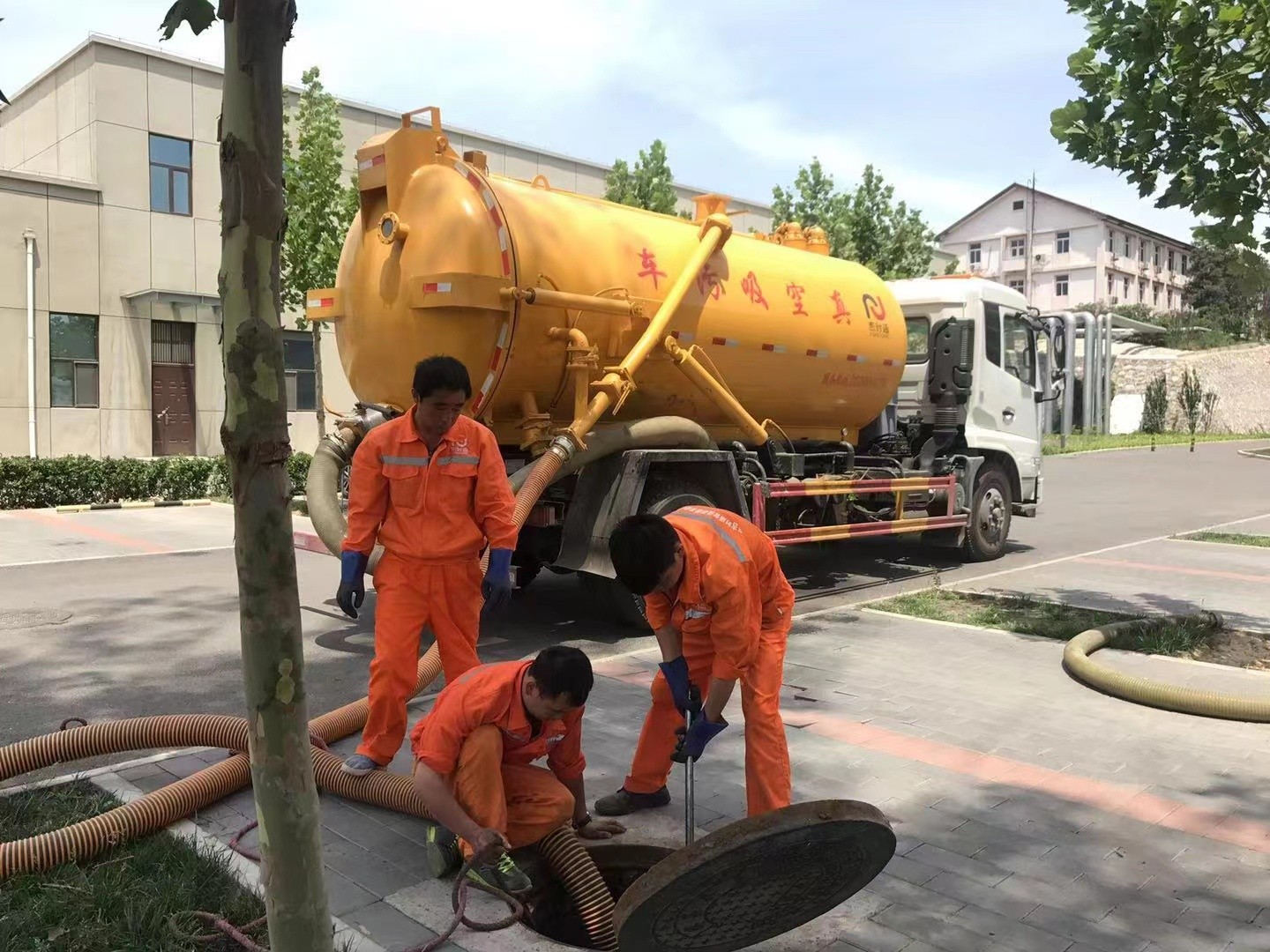 调兵山管道疏通车停在窨井附近