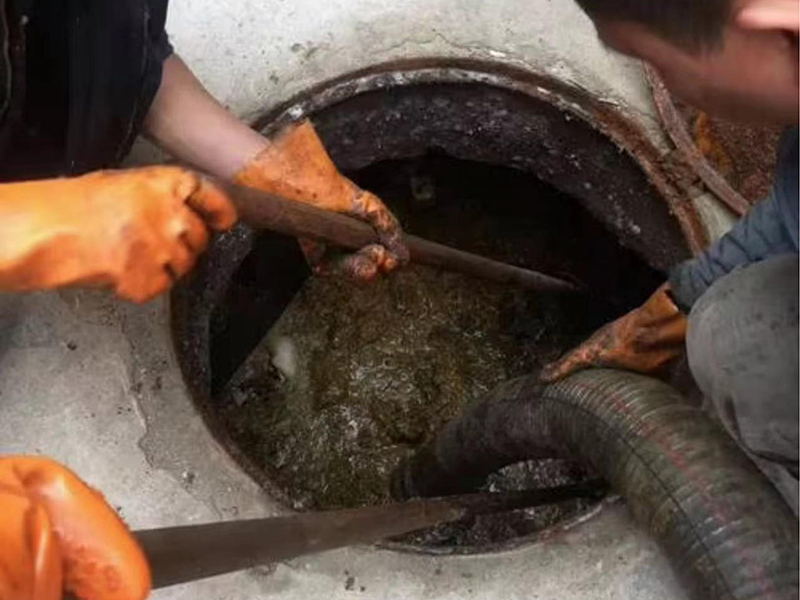 调兵山清理化粪池时如何避免沼气的危害？